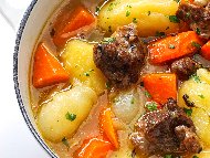 Рецепта Бистра супа от свинско месо със зеленчуци и застройка само с жълтък